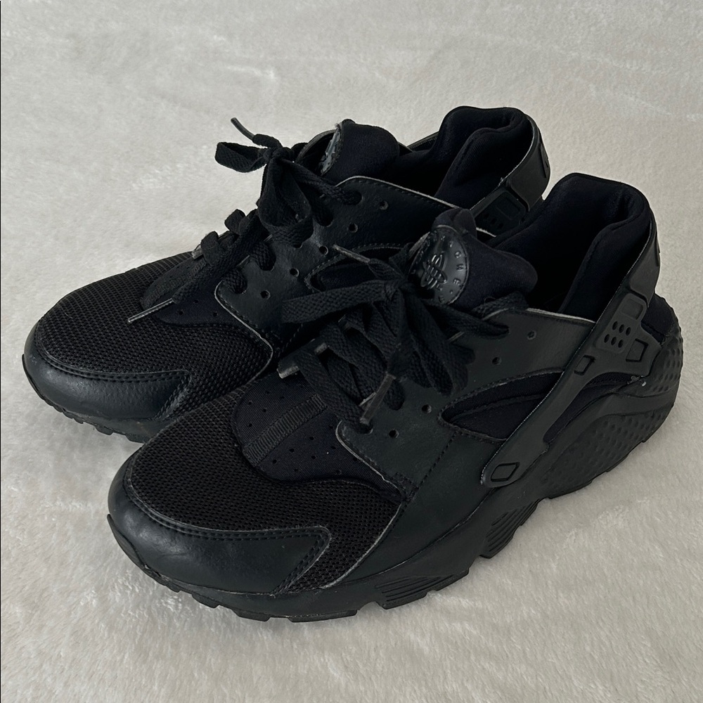 Nike Air Huarache (also referred to as the Huarache Run. Triple Black Size 7Y